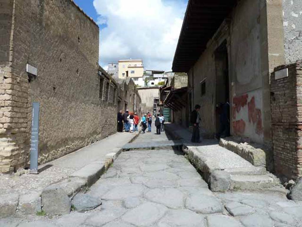 Ins. VI.6 on left. May 2010. Looking north along Cardo IV Superiore from crossroads with Decumanus Inferiore. Ins. V.1 on right.